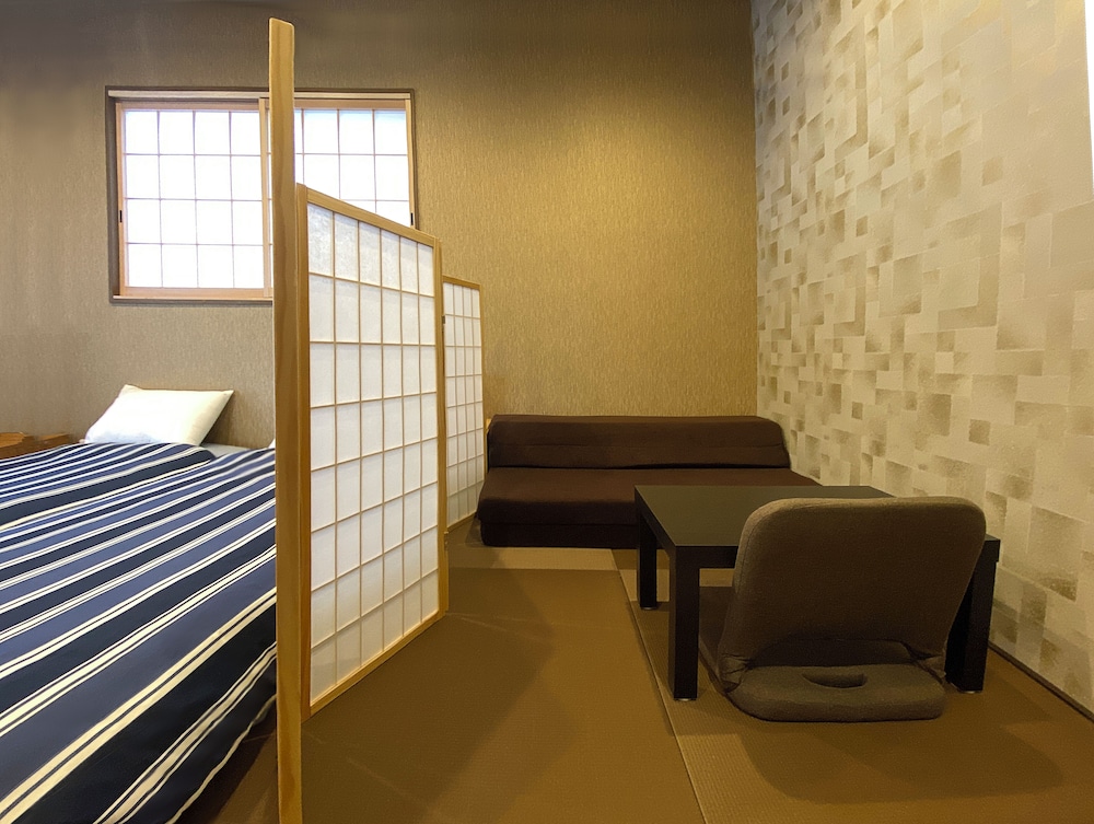 ファミリー ルーム ベッド (複数台) 専用バスルーム 客室6 | My Home Inn Izumisano