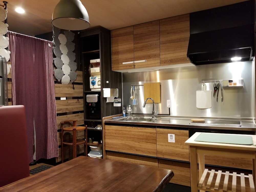 スーペリア ルーム 布団 禁煙 専用バスルーム 共用キッチン1 | My Home Inn Izumisano