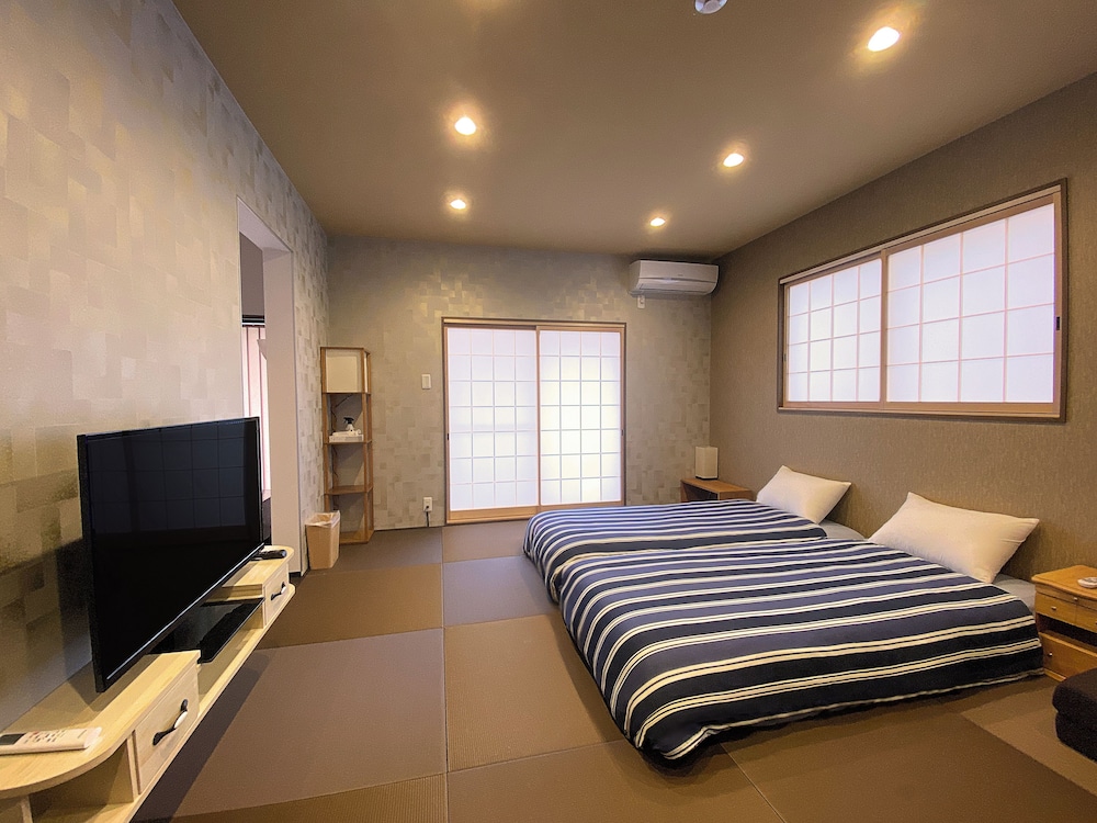 ファミリー ルーム ベッド (複数台) 専用バスルーム 客室2 | My Home Inn Izumisano