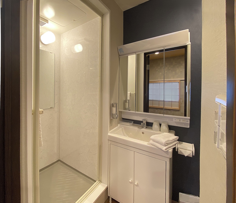 スタンダード ルーム 布団 禁煙 専用バスルーム バスルーム0 | My Home Inn Izumisano