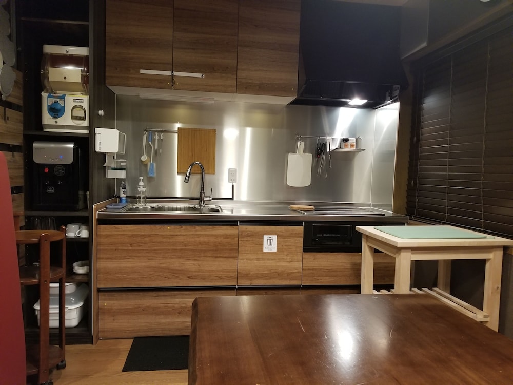 スーペリア ルーム 布団 禁煙 専用バスルーム 共用キッチン7 | My Home Inn Izumisano