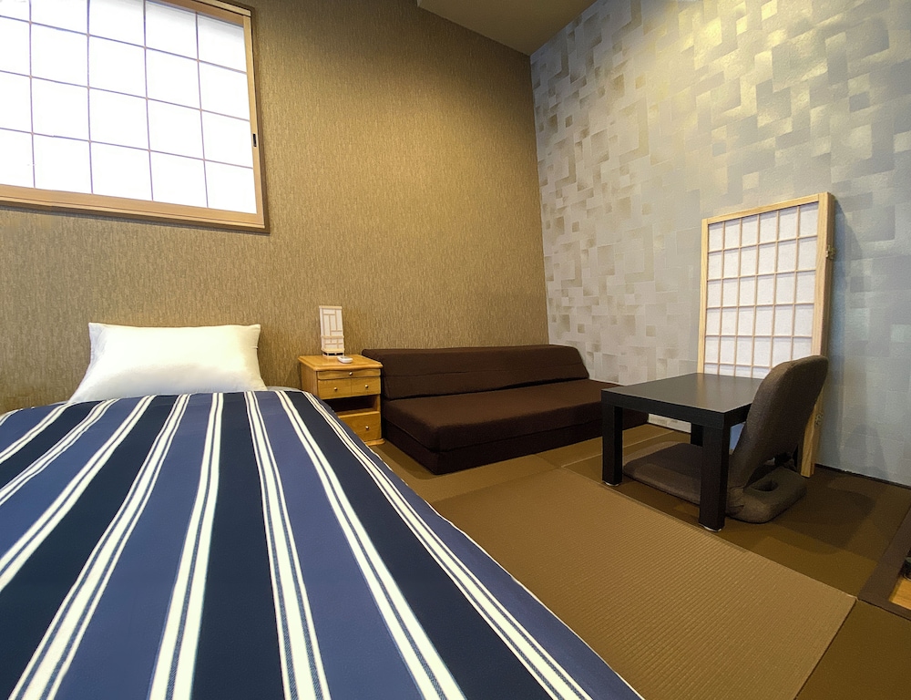 ファミリー ルーム ベッド (複数台) 専用バスルーム 客室4 | My Home Inn Izumisano