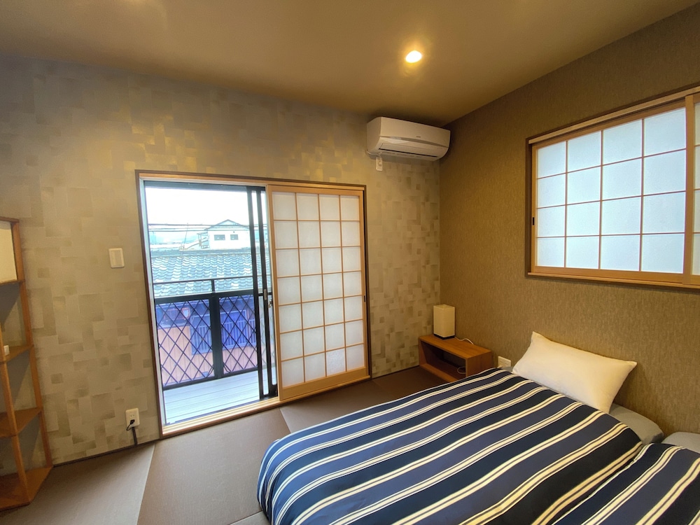 ファミリー ルーム ベッド (複数台) 専用バスルーム 客室1 | My Home Inn Izumisano