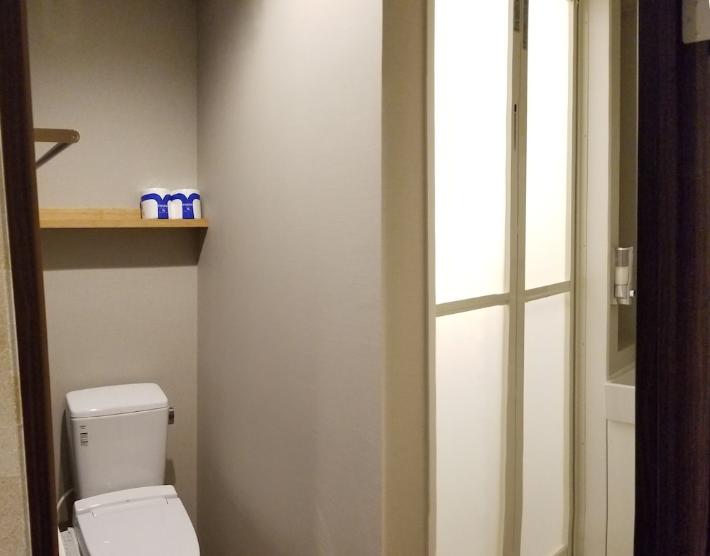 スーペリア ルーム 布団 禁煙 専用バスルーム バスルーム4 | My Home Inn Izumisano