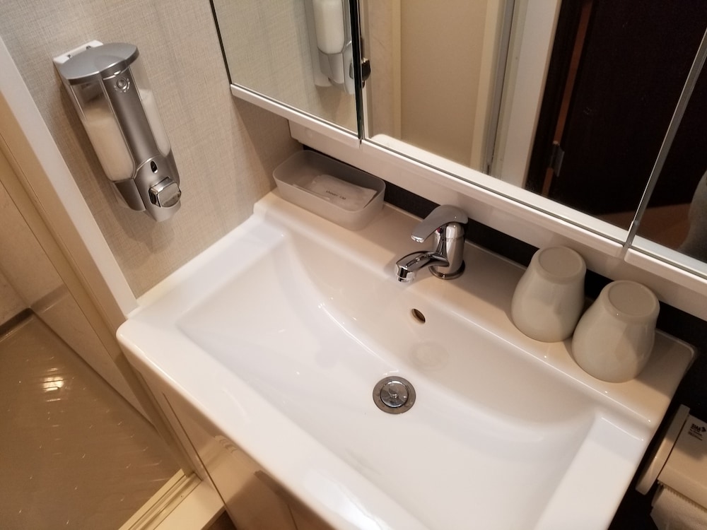 スタンダード ルーム 布団 禁煙 専用バスルーム バスルーム3 | My Home Inn Izumisano