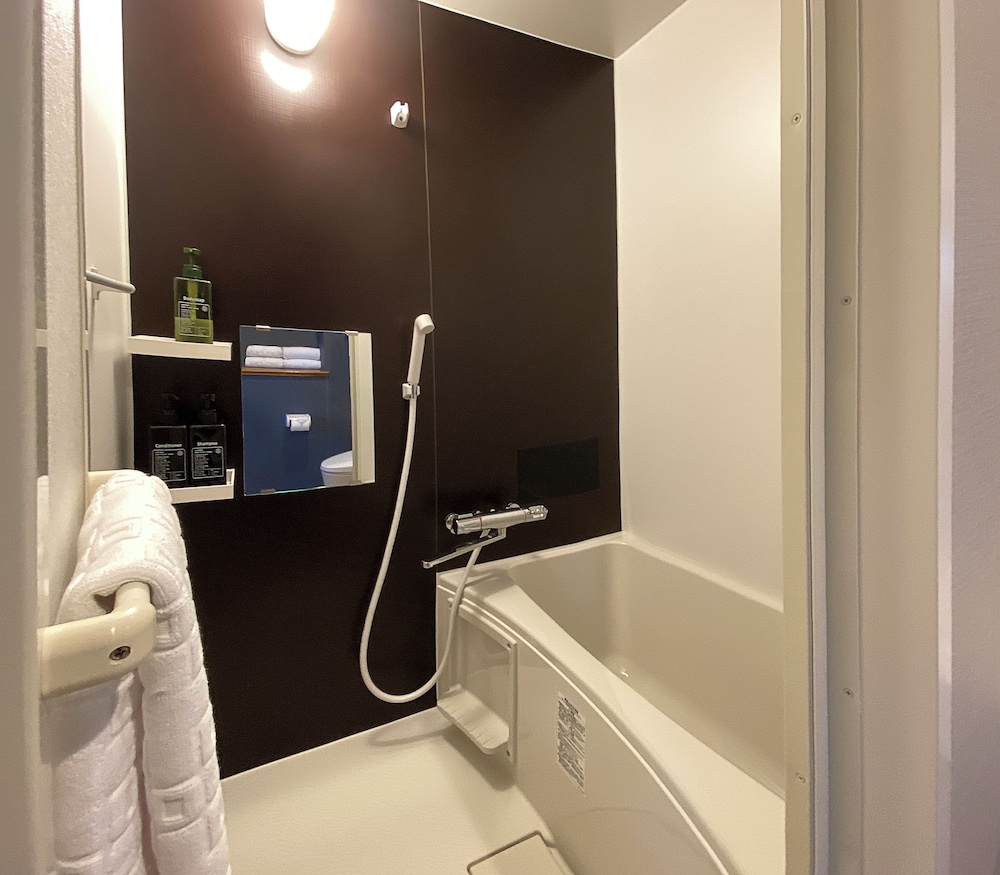 ファミリー ルーム ベッド (複数台) 専用バスルーム バスルーム1 | My Home Inn Izumisano