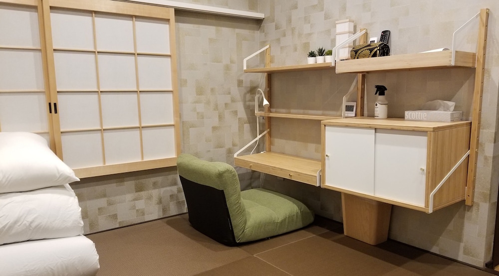 スーペリア ルーム 布団 禁煙 専用バスルーム 客室1 | My Home Inn Izumisano