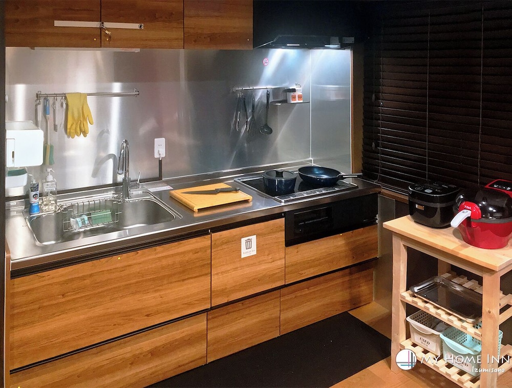 スーペリア ルーム 布団 禁煙 専用バスルーム 共用キッチン10 | My Home Inn Izumisano