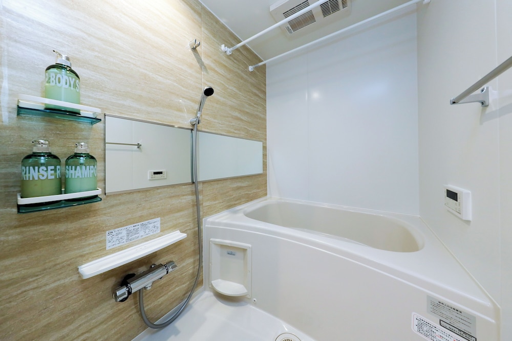 201, 301/3名収容 禁煙 バスルーム1 | La Terrasse 東駒形 by Tranova