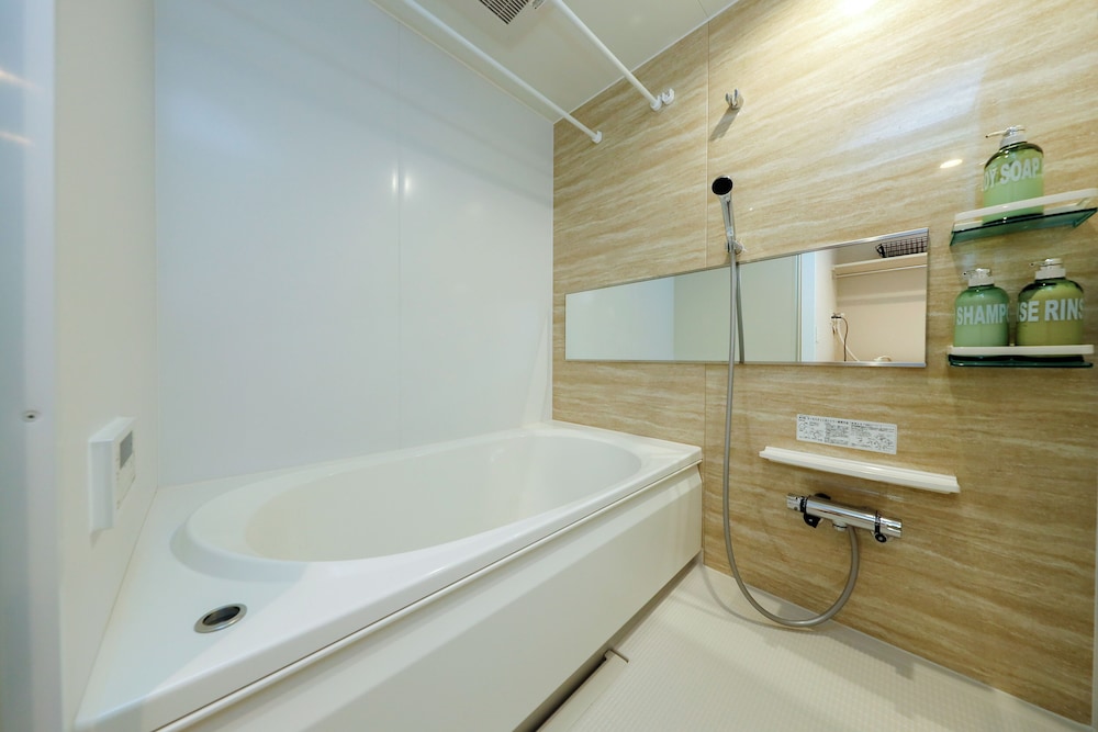 101/3名収容 禁煙 バスルーム0 | La Terrasse 東駒形 by Tranova