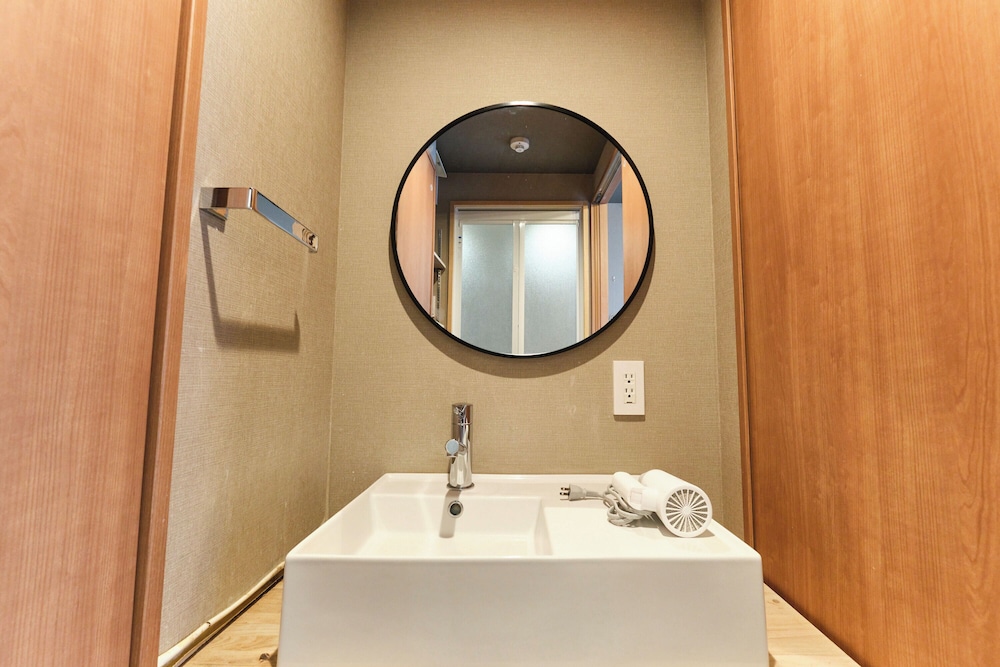 3F/3名収容 禁煙 バスルーム2 | 旅館「禅」阿佐ヶ谷 by Tranova