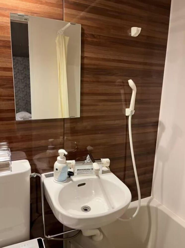 2F (2p) バスルーム1 | 旅館「禅」阿佐ヶ谷 by Tranova