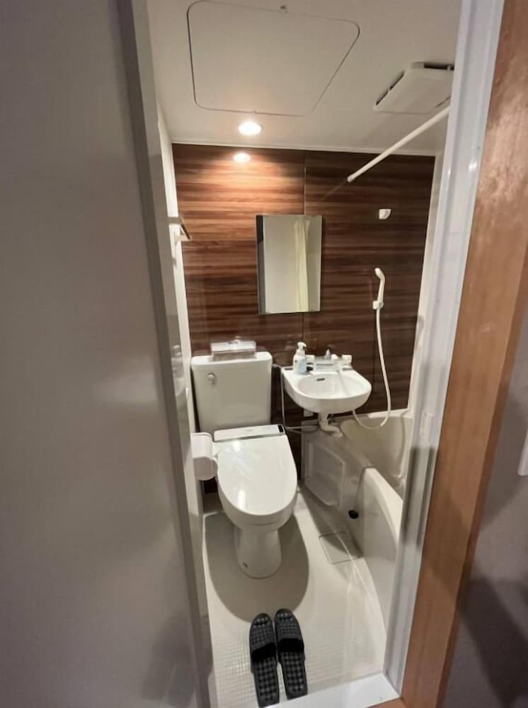 2F (2p) バスルーム0 | 旅館「禅」阿佐ヶ谷 by Tranova