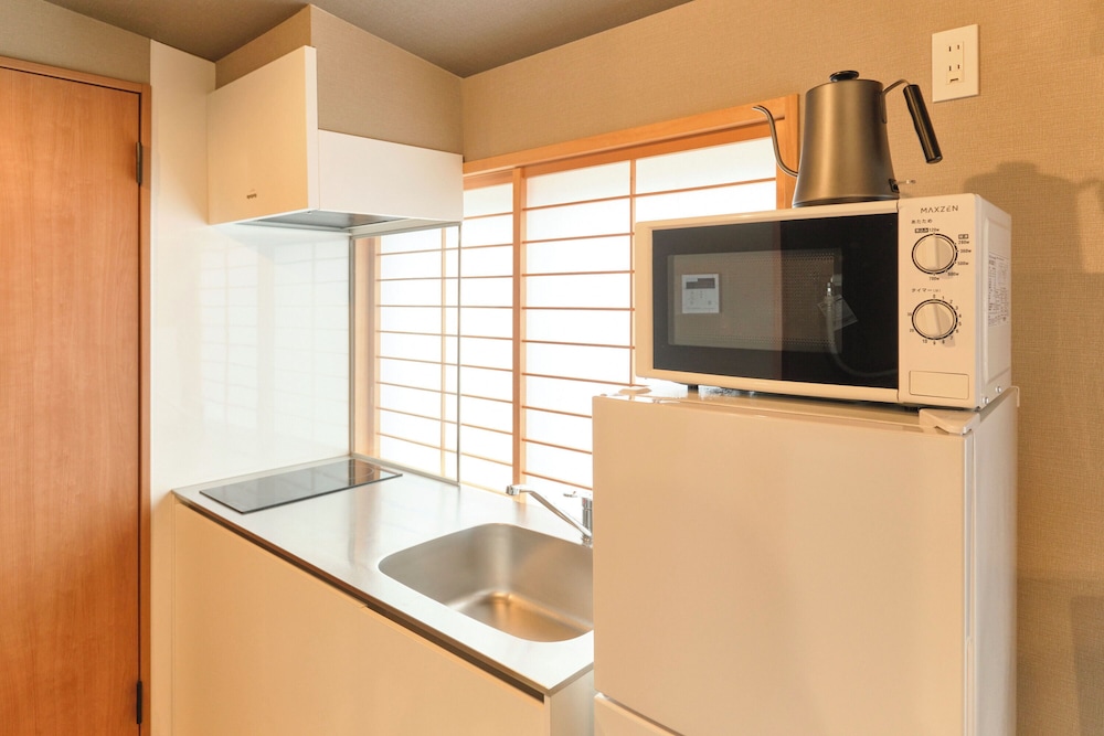 3F/3名収容 禁煙 専用キッチン2 | 旅館「禅」阿佐ヶ谷 by Tranova