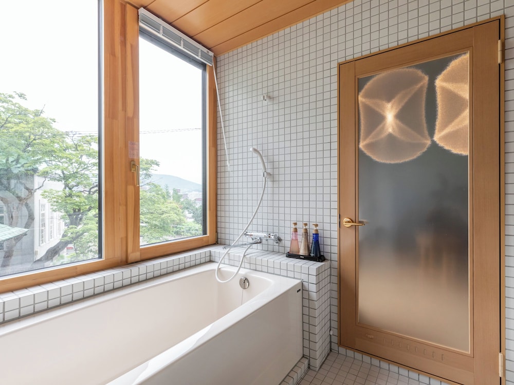 リビングスイート (セミダブル3台) 禁煙 バスルーム2 | Tabist海宝樓 小樽