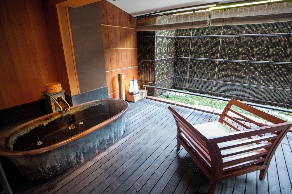 温泉露天付特別室 和室10畳+悠の間+温泉内風呂 バスルーム0 | ホテル南風荘