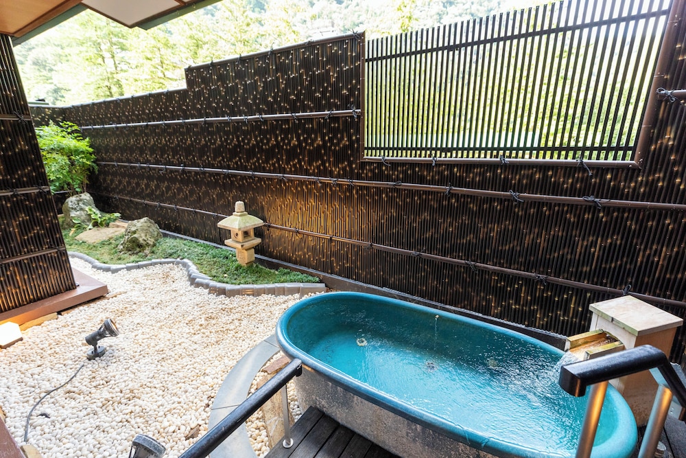 温泉露天付特別室　和室12畳＋寝室＋リビング バスルーム1 | ホテル南風荘