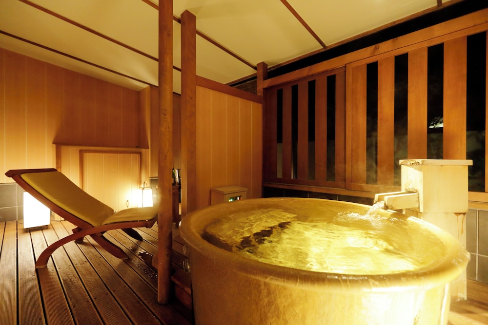 温泉かけ流し露天付　和モダンラグジュアリー バスルーム0 | ホテル南風荘