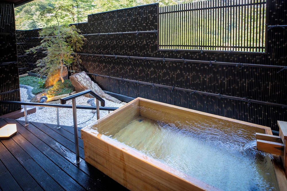 温泉露天付特別室　和室12畳＋寝室＋リビング バスルーム0 | ホテル南風荘