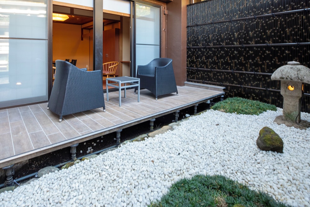 禁煙和室10畳 小さなお庭付 客室2 | ホテル南風荘