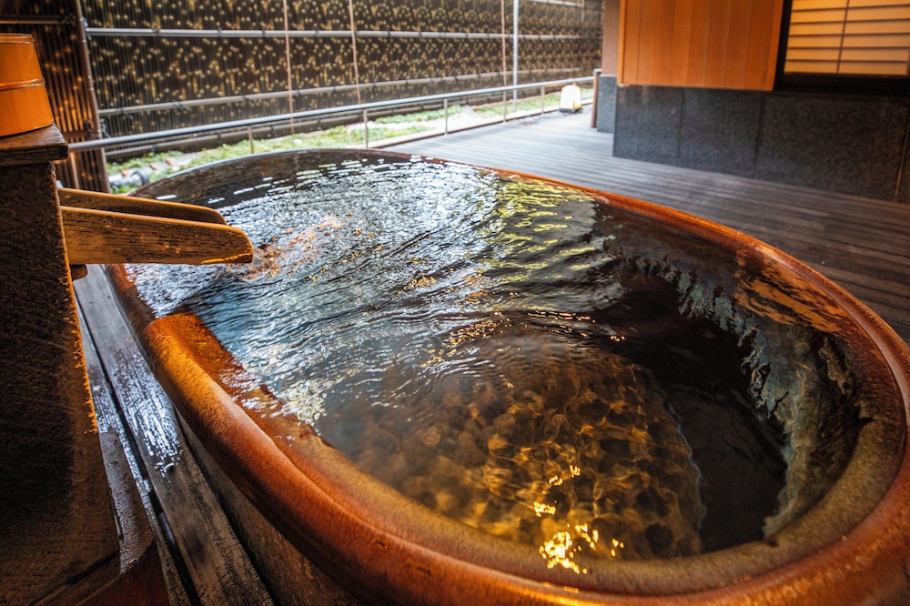 温泉露天付特別室 和室10畳+悠の間+温泉内風呂 バスルーム1 | ホテル南風荘