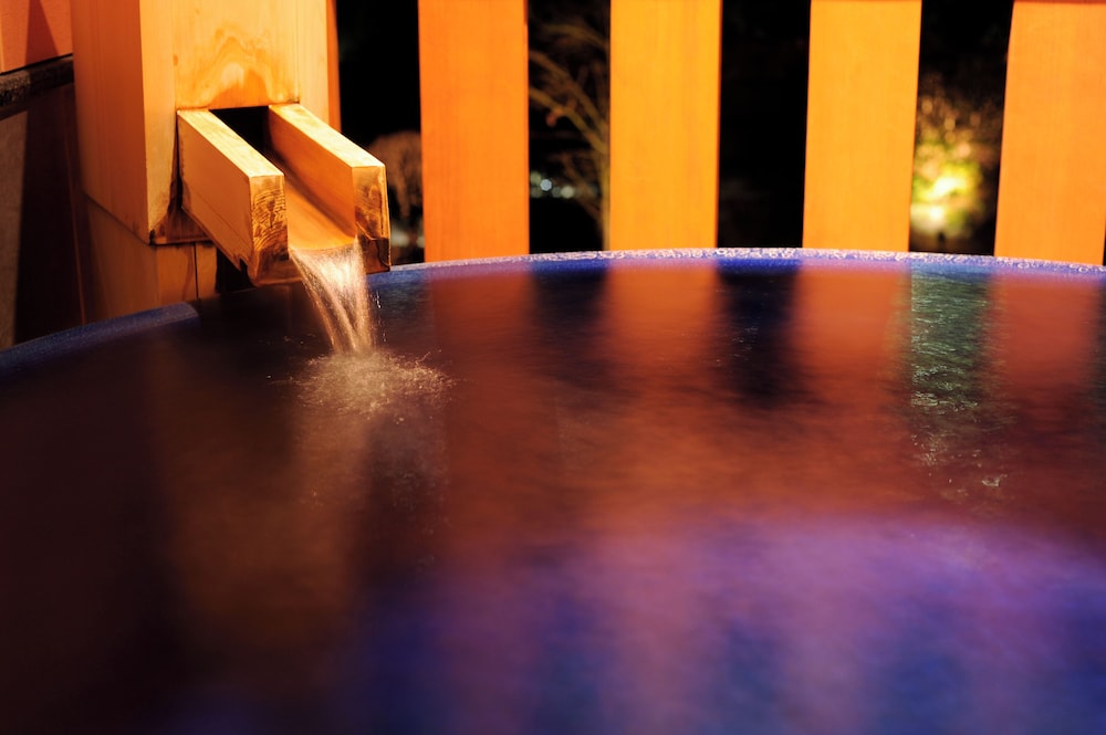 温泉かけ流し露天付　和モダンラグジュアリー バスルーム1 | ホテル南風荘