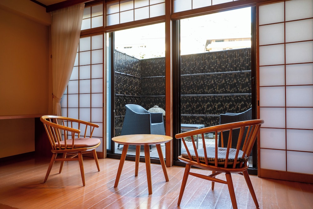 禁煙和室10畳 小さなお庭付 客室1 | ホテル南風荘