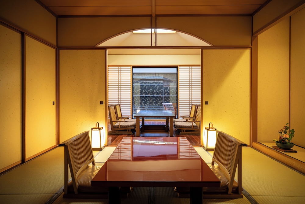 温泉露天付特別室 和室10畳+悠の間+温泉内風呂 客室1 | ホテル南風荘