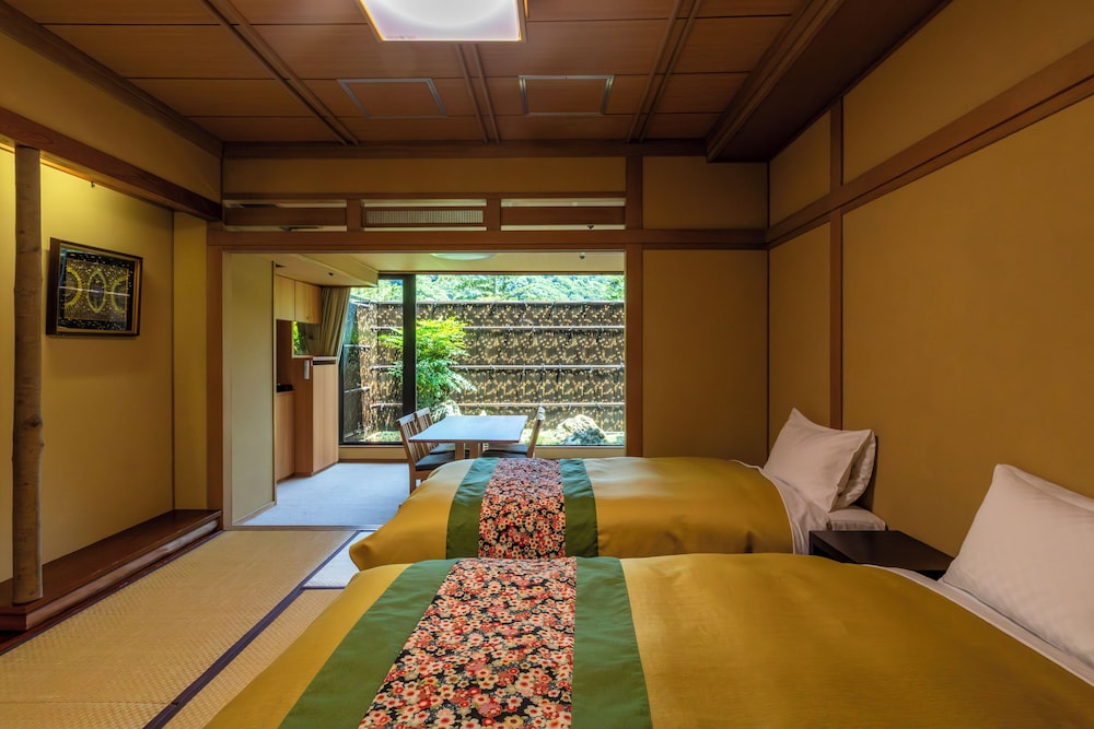 温泉露天付特別室　和室12畳＋寝室＋リビング 客室1 | ホテル南風荘