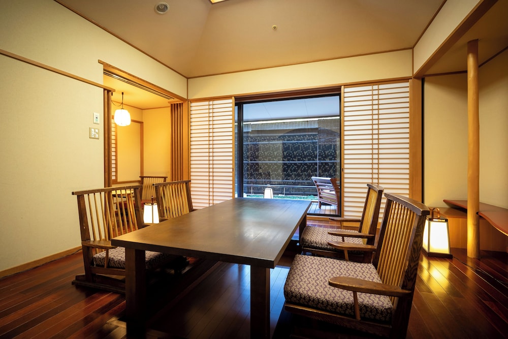 温泉露天付特別室 和室10畳+悠の間+温泉内風呂 客室2 | ホテル南風荘