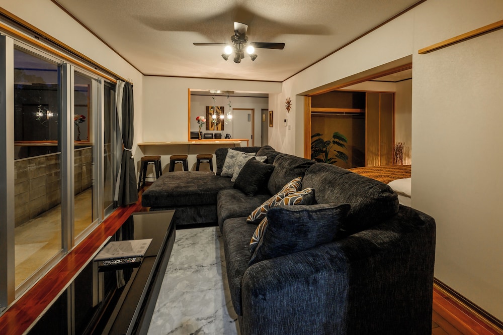 アパートメント リビング エリア12 | オーシャンビューテラス BISE 1F