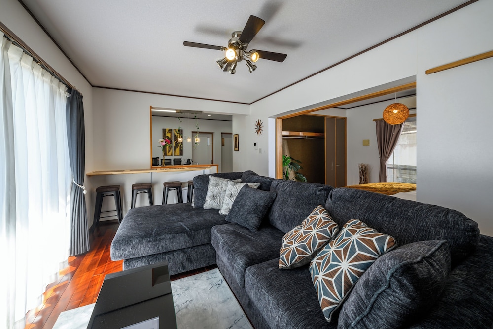 アパートメント リビング エリア3 | オーシャンビューテラス BISE 1F