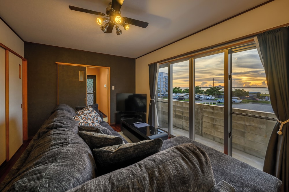 アパートメント リビング エリア8 | オーシャンビューテラス BISE 1F