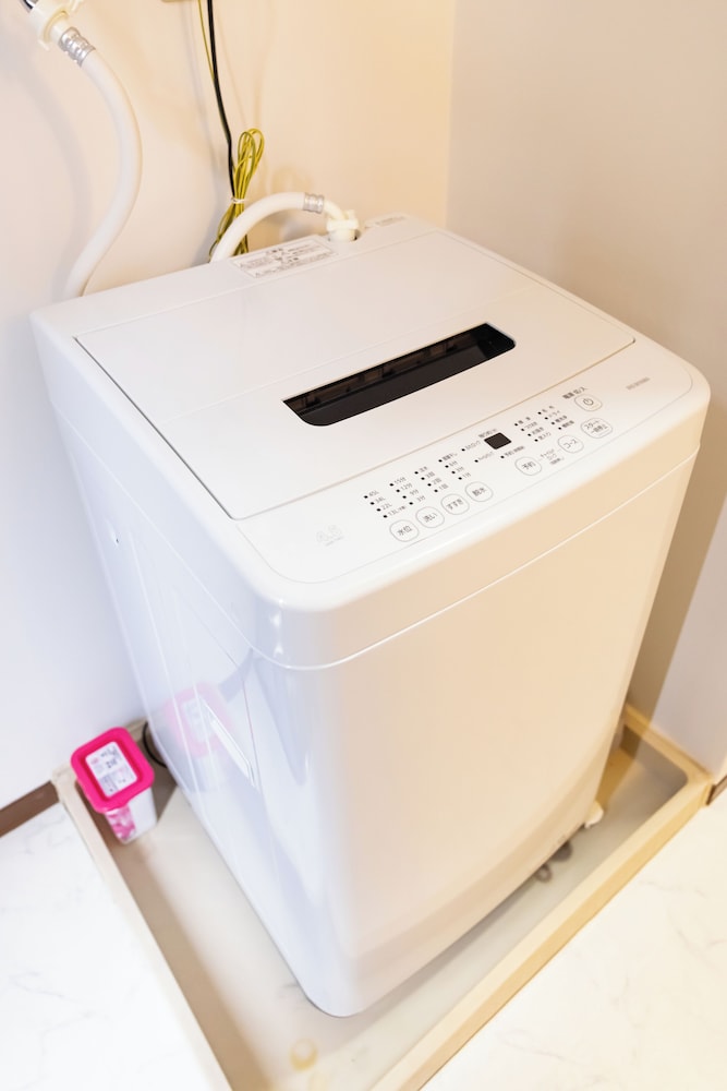 ベーシック 4 人部屋 客室内のダイニングエリア1 | Marina Sunrise Osaka Bay Annex