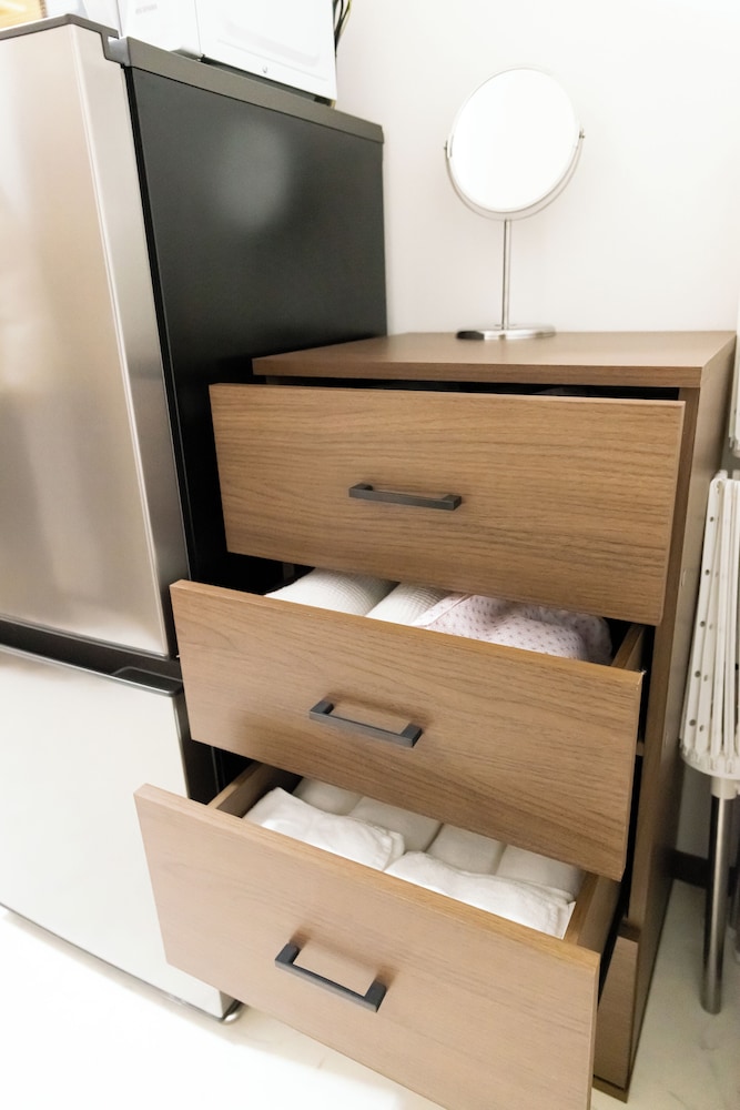 ベーシック 4 人部屋 客室内のダイニングエリア0 | Marina Sunrise Osaka Bay Annex