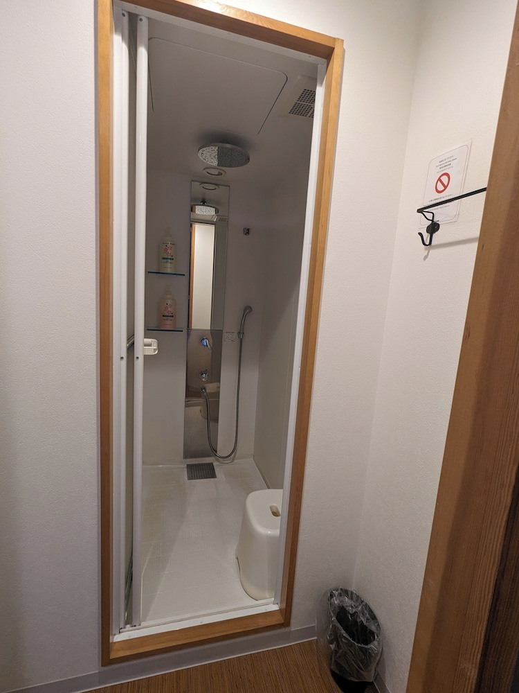 手持ち式のシャワーヘッド1 | Hostel OSAKA 手持ち式のシャワーヘッド1 | Hostel OSAKA
