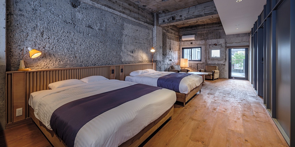 ファミリー スイート クイーンベッド 2 台 バルコニー | Arcade Hotel