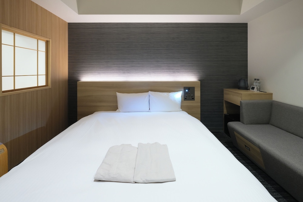 スタンダード ダブルルーム クイーンベッド 1 台 禁煙 専用バスルーム | アルアホテル京都