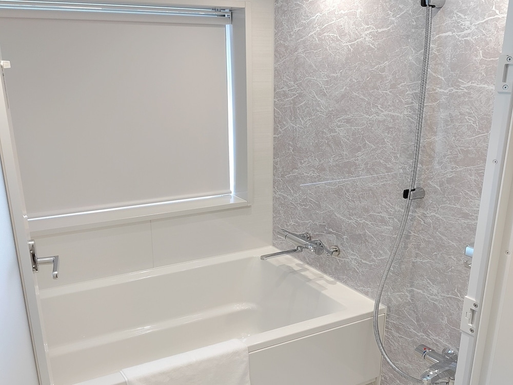 スタンダード ダブルルーム クイーンベッド 1 台 禁煙 専用バスルーム バスルーム2 | アルアホテル京都