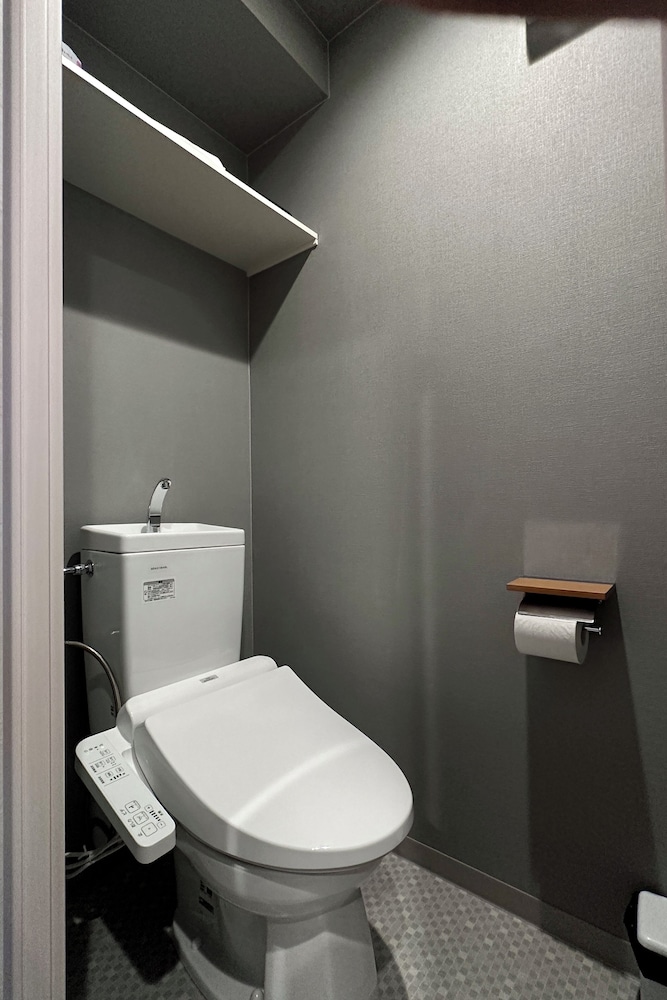 デラックス 4 人部屋 クイーンベッド 2 台 禁煙 バスルームのシンク0 | 住一難波南新今宮店