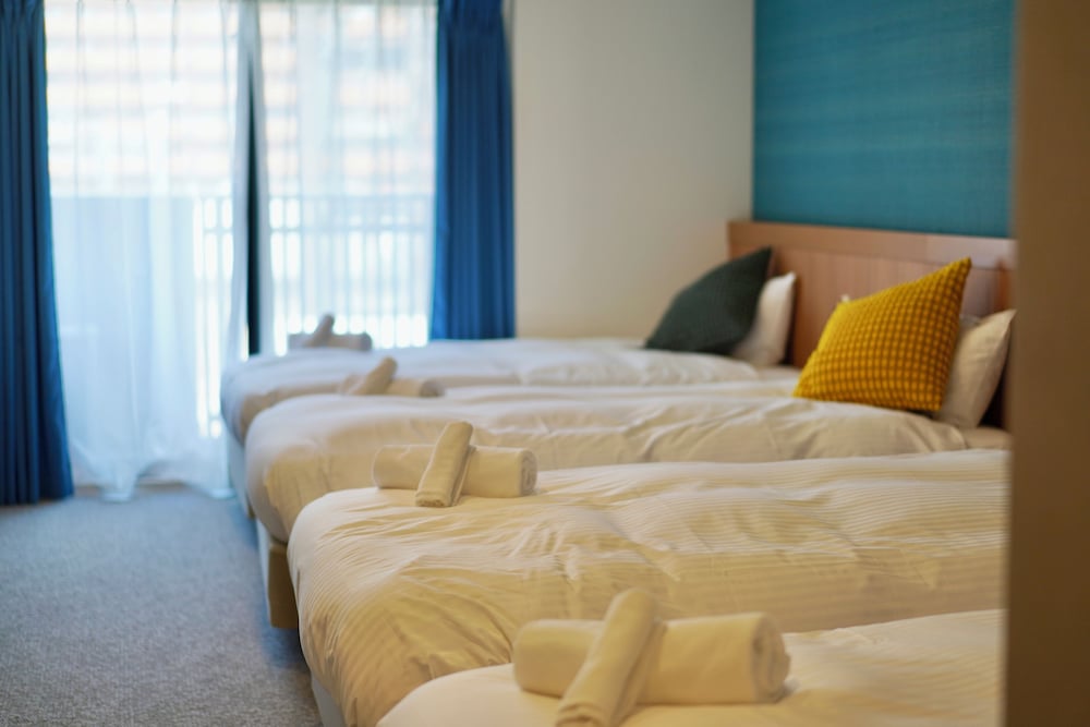 4 人部屋 ベッド (複数台) 禁煙 客室1 | 住一難波南新今宮店