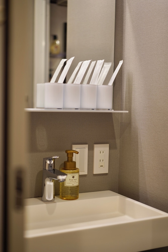 デラックス 4 人部屋 クイーンベッド 2 台 禁煙 バスルーム2 | 住一難波南新今宮店