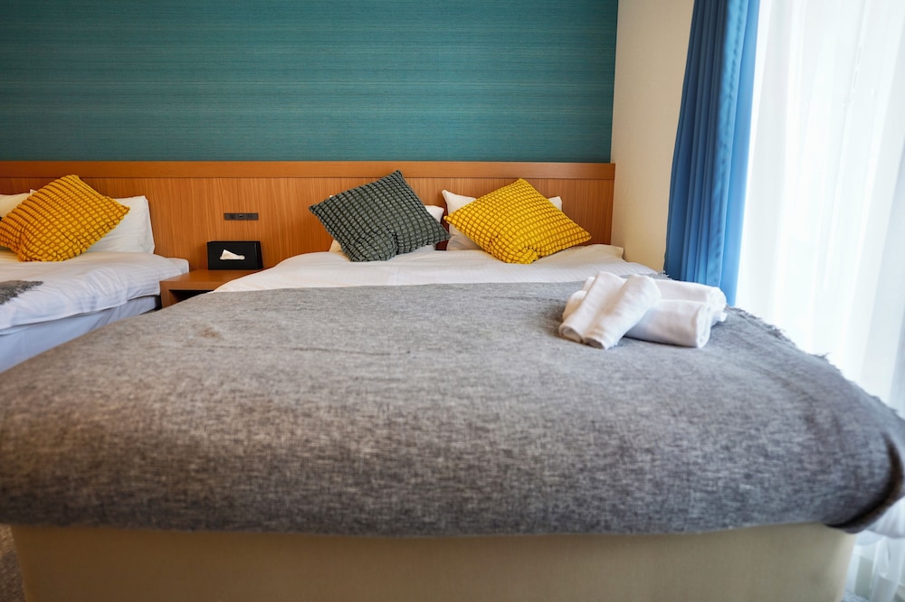 デラックス 4 人部屋 クイーンベッド 2 台 禁煙 客室8 | 住一難波南新今宮店