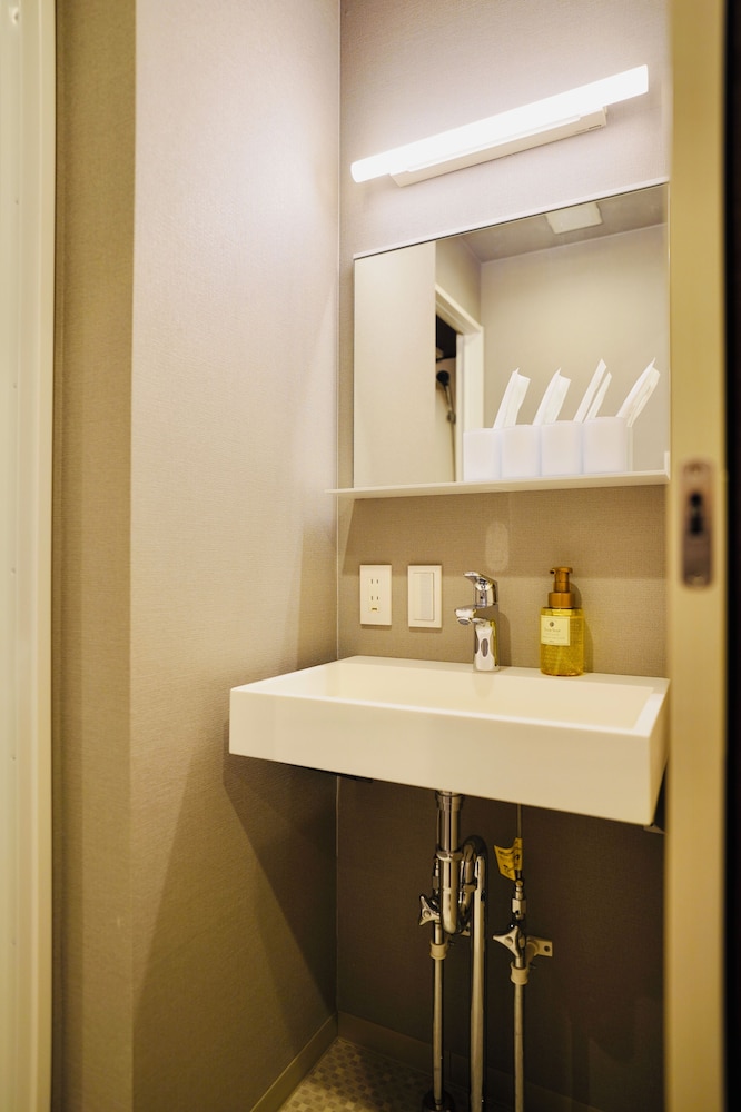 デラックス 4 人部屋 クイーンベッド 2 台 禁煙 バスルーム1 | 住一難波南新今宮店