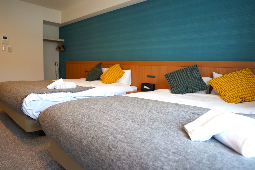 デラックス 4 人部屋 クイーンベッド 2 台 禁煙 客室10 | 住一難波南新今宮店