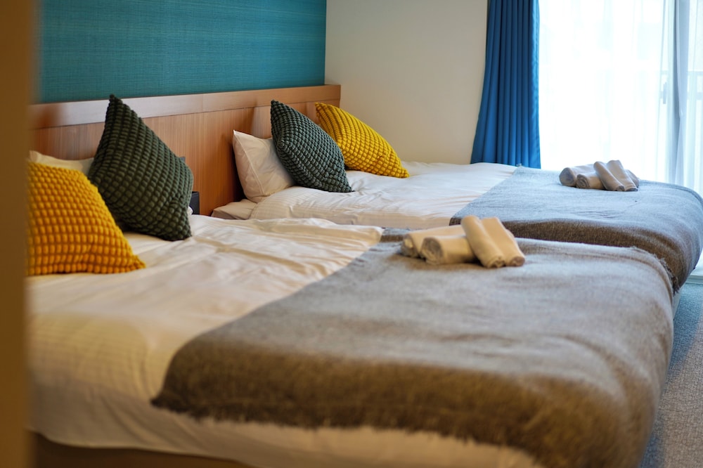 デラックス 4 人部屋 クイーンベッド 2 台 禁煙 客室2 | 住一難波南新今宮店