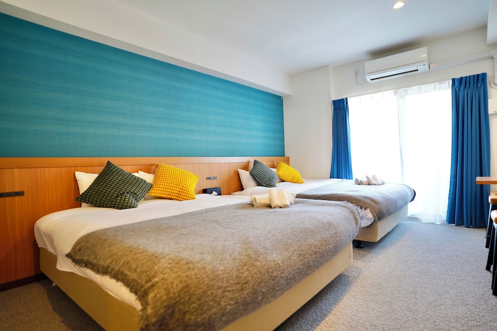 デラックス 4 人部屋 クイーンベッド 2 台 禁煙 | 住一難波南新今宮店