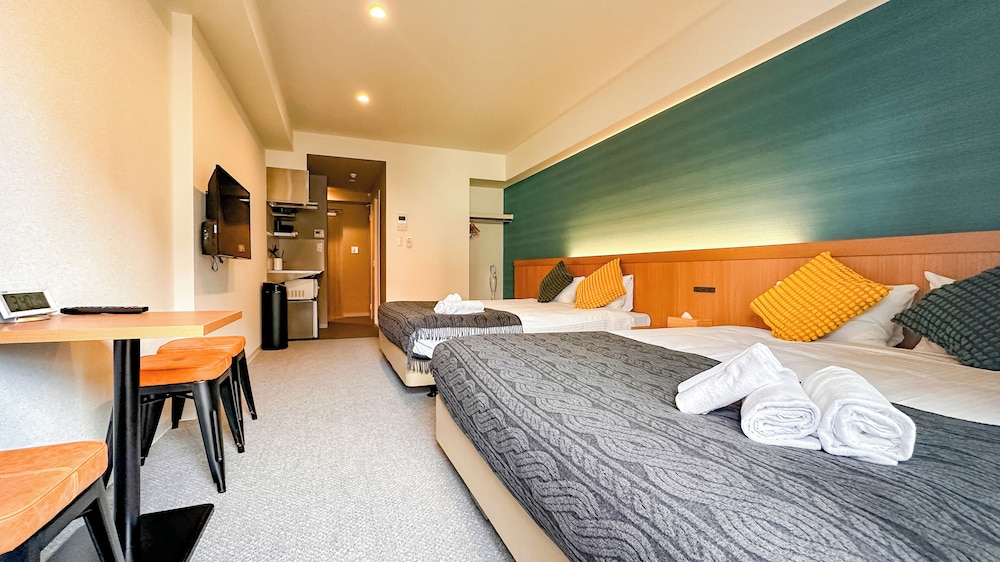 デラックス 4 人部屋 クイーンベッド 2 台 禁煙 客室5 | 住一難波南新今宮店