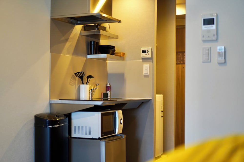 デラックス 4 人部屋 クイーンベッド 2 台 禁煙 専用キッチン0 | 住一難波南新今宮店