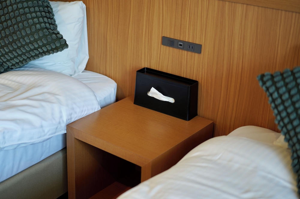 デラックス 4 人部屋 クイーンベッド 2 台 禁煙 客室3 | 住一難波南新今宮店